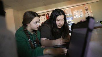 Joey Dong '23 teaches coding to middle school student 