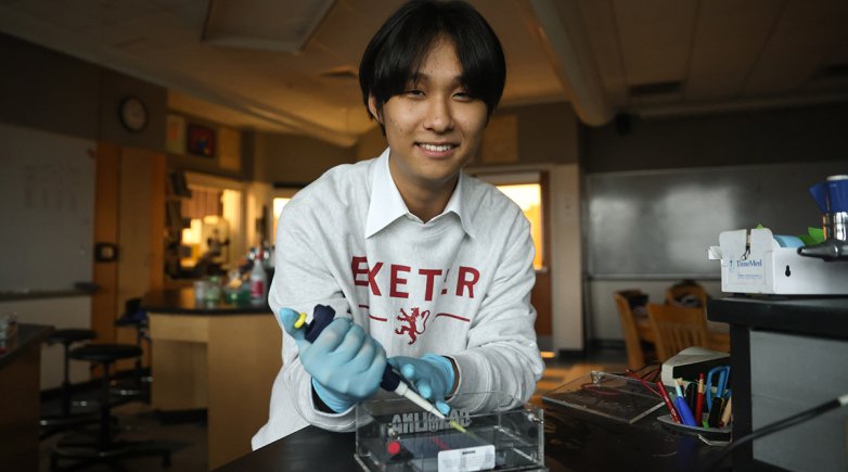 Aden Lee '24 in the biology lab at Phelps Science Center
