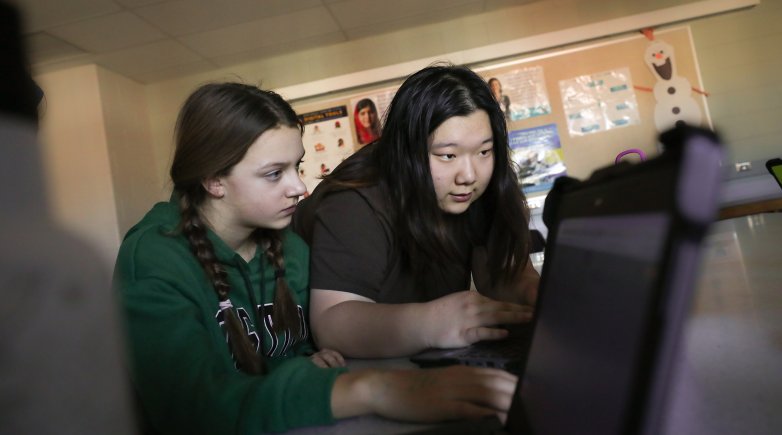 Joey Dong '23 teaches coding to middle school student 